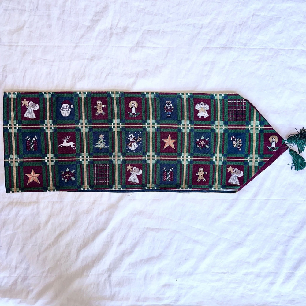 NWOT Unbranded Tapestry Christmas Theme Table Runner 12 x 70